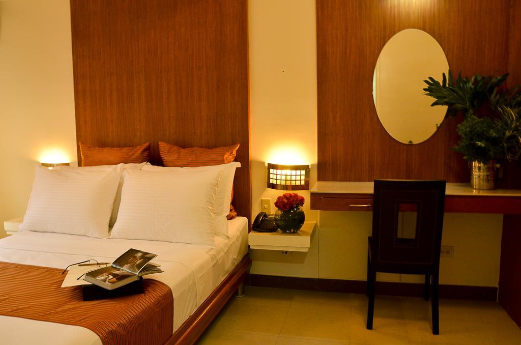 Pghi Hotel Quezon City Exteriör bild